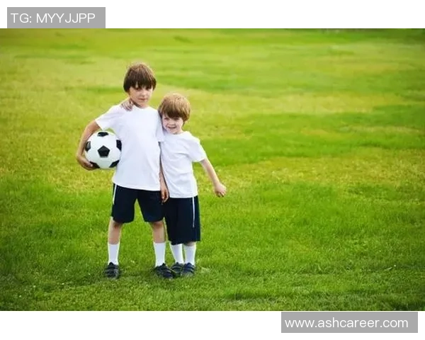 足球巨星退役后的人生之路：从绿茵场到人生新高峰的蜕变与挑战