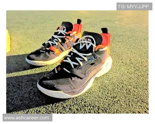 足球球星冬季比赛必备防寒手套舒适保暖兼具时尚运动风